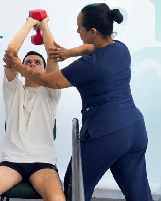 Fisioterapeuta da Reviva auxiliando paciente em sessão de reabilitação